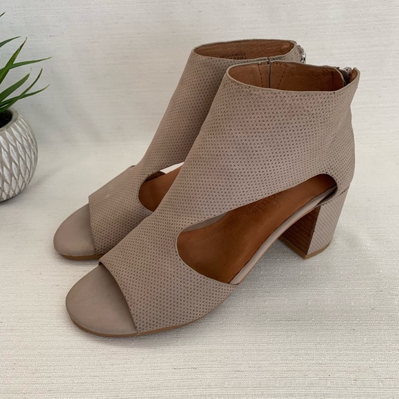 NWOT GENTLE SOULS by Kenneth Cole Roan Heeled Sandals Woman’s 9 - Picture 2 of 13